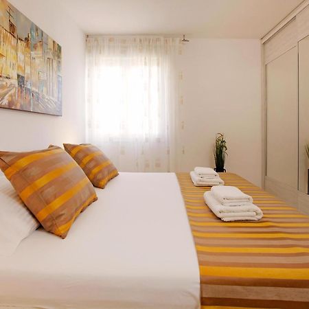 Modern 2-Bed Apt, Late Check In Available Split Exterior foto