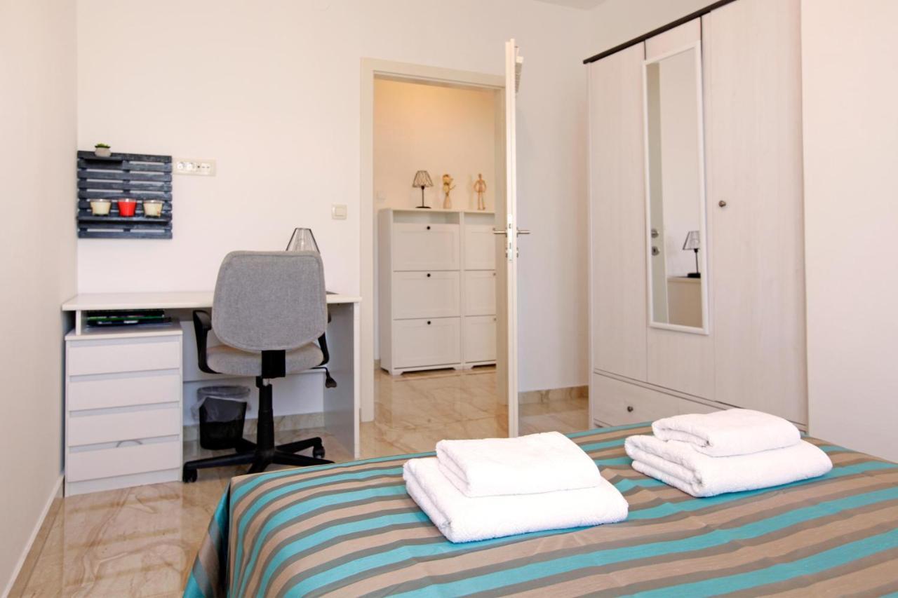 Modern 2-Bed Apt, Late Check In Available Split Exterior foto