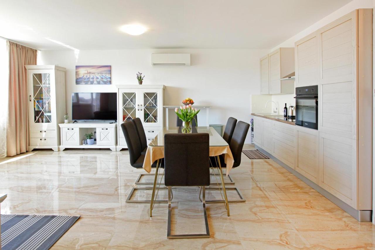 Modern 2-Bed Apt, Late Check In Available Split Exterior foto