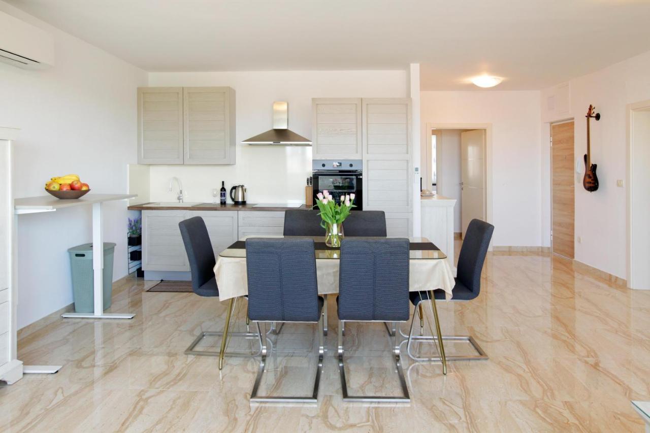 Modern 2-Bed Apt, Late Check In Available Split Exterior foto