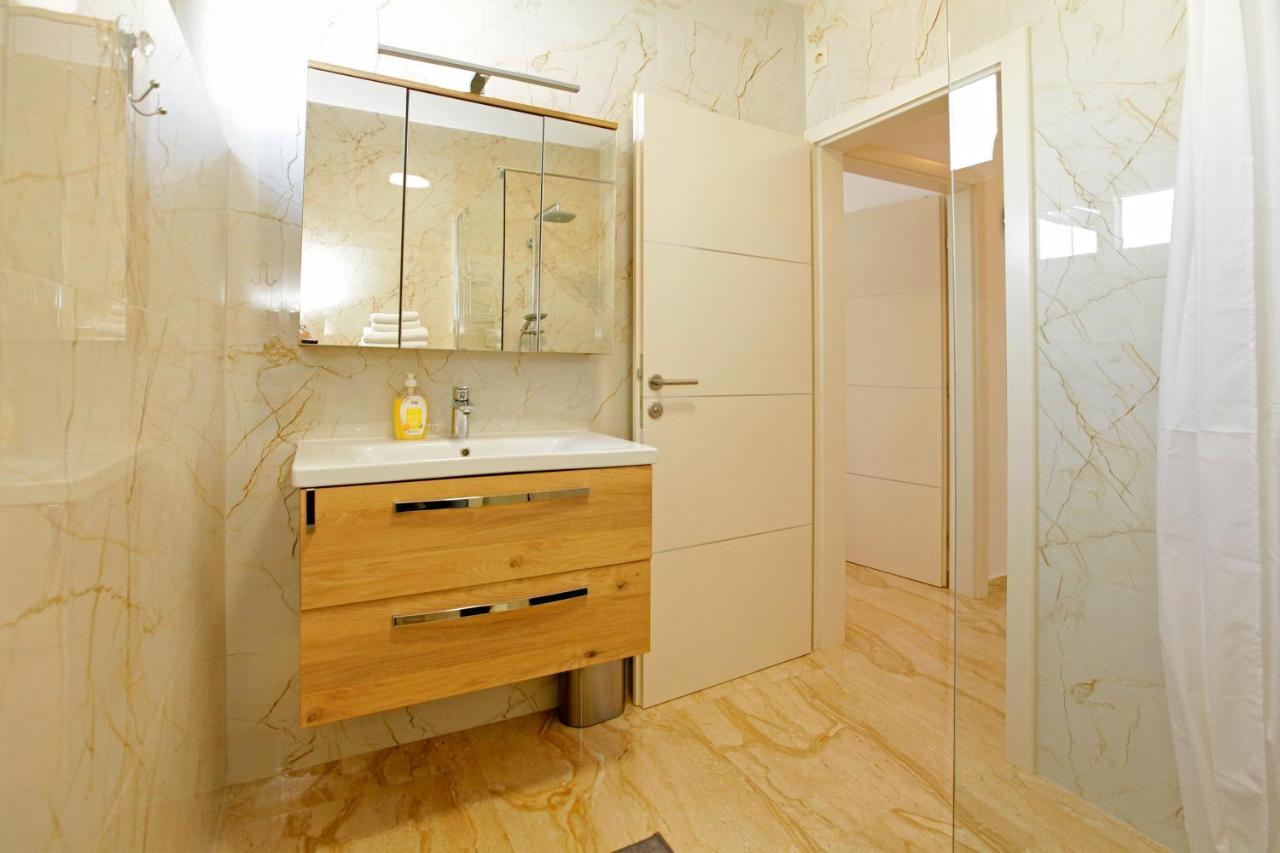 Modern 2-Bed Apt, Late Check In Available Split Exterior foto