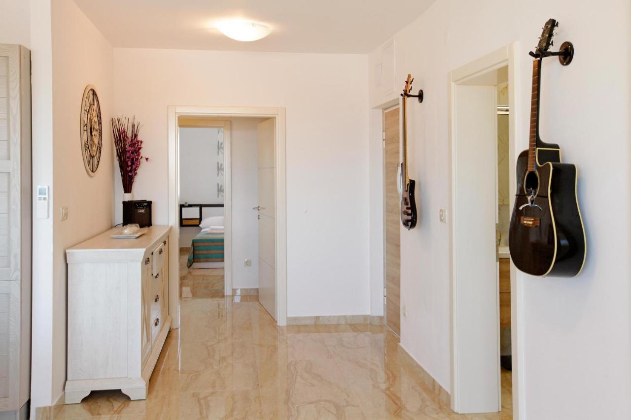 Modern 2-Bed Apt, Late Check In Available Split Exterior foto