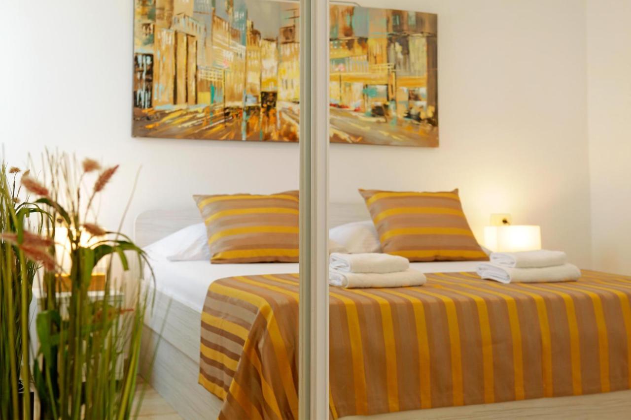 Modern 2-Bed Apt, Late Check In Available Split Exterior foto