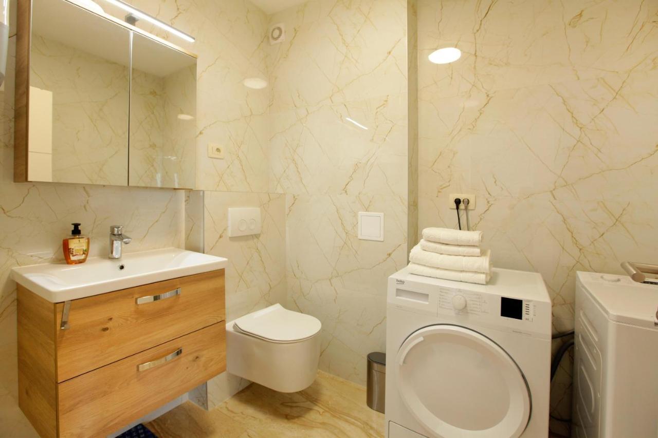Modern 2-Bed Apt, Late Check In Available Split Exterior foto