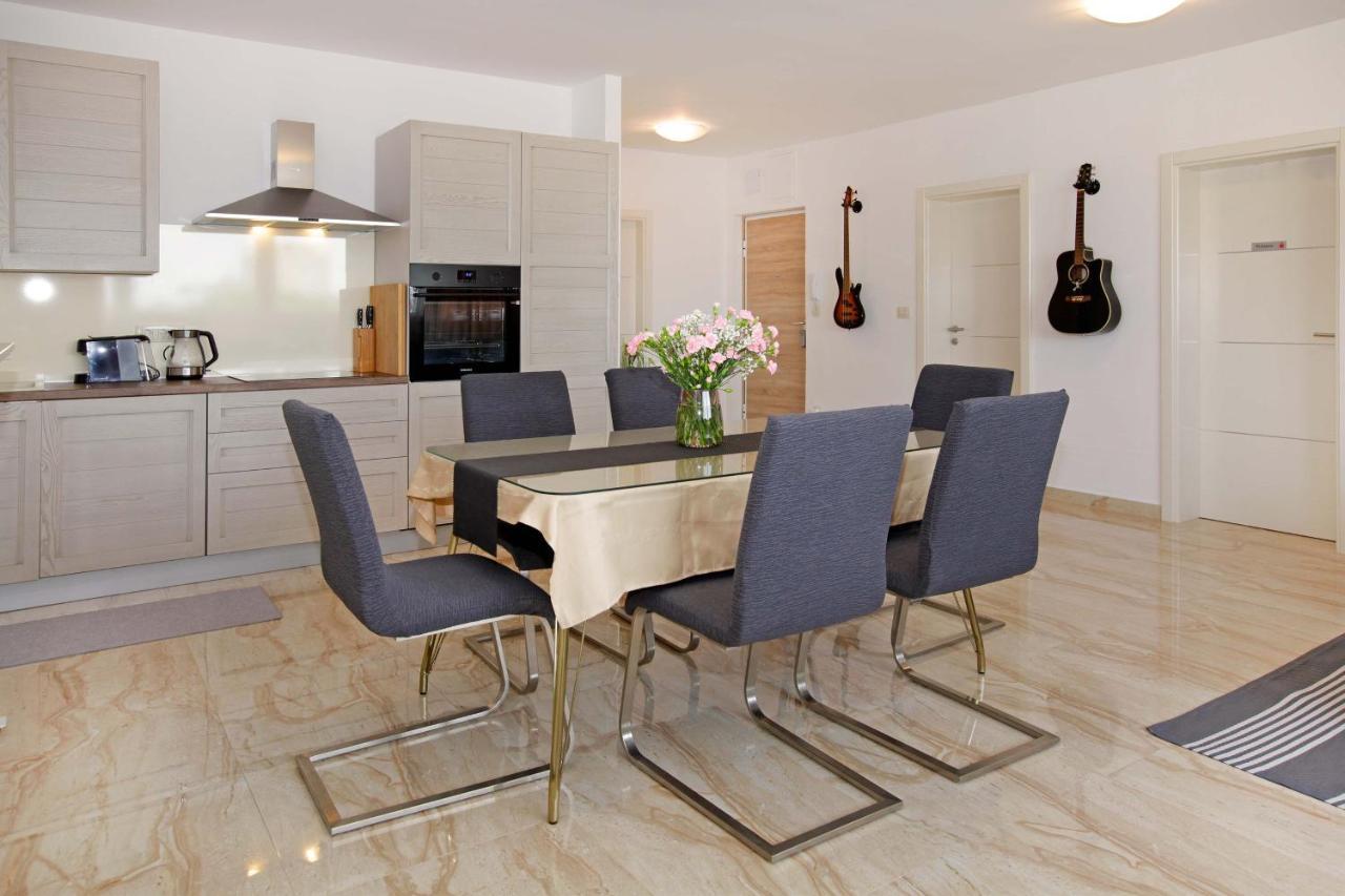 Modern 2-Bed Apt, Late Check In Available Split Exterior foto