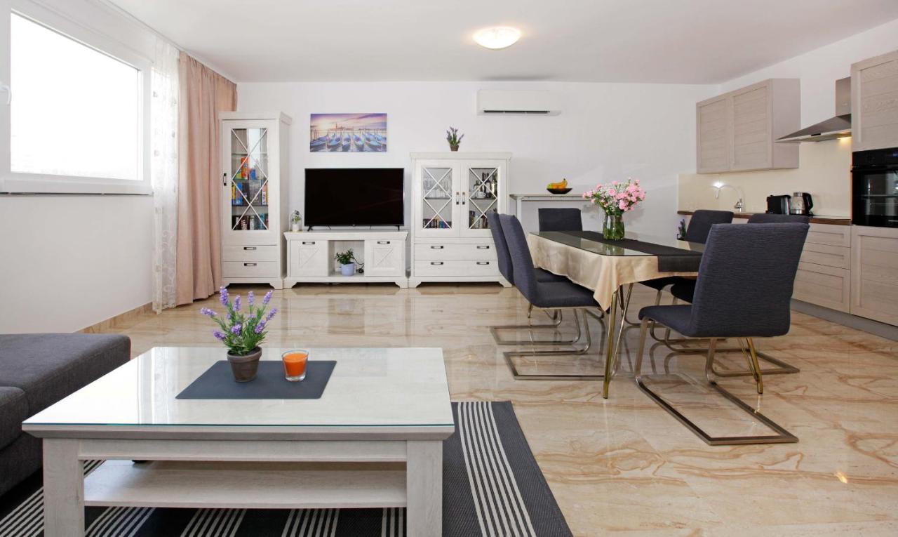 Modern 2-Bed Apt, Late Check In Available Split Exterior foto