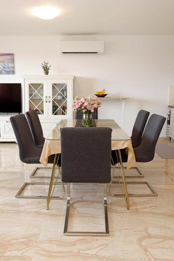 Modern 2-Bed Apt, Late Check In Available Split Exterior foto
