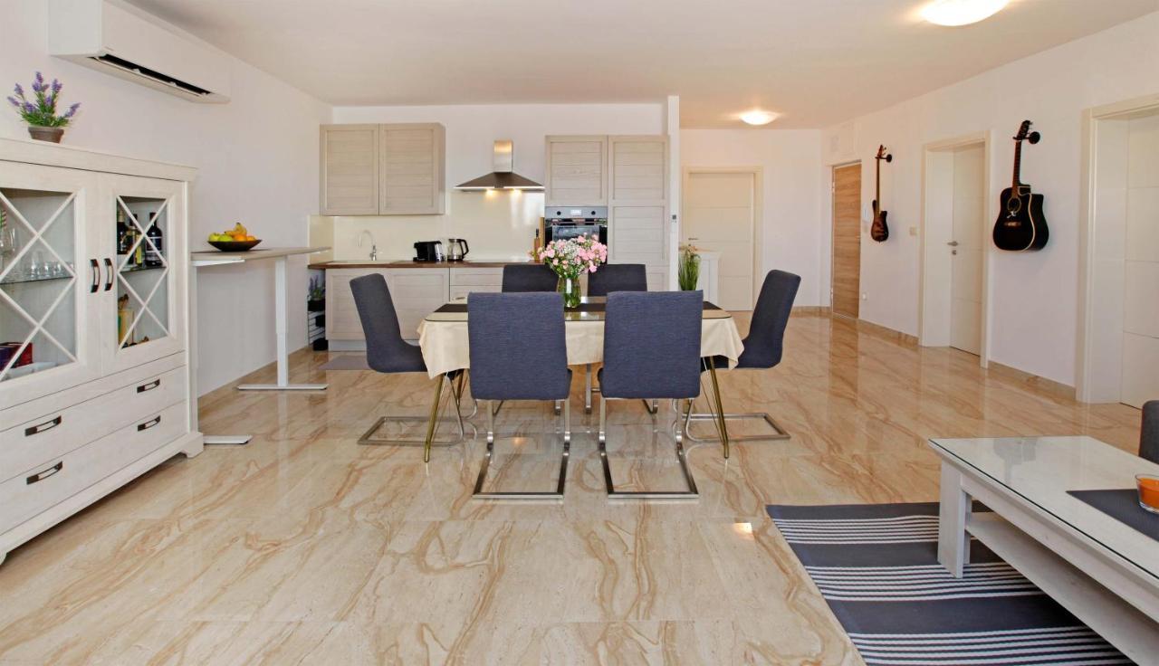 Modern 2-Bed Apt, Late Check In Available Split Exterior foto