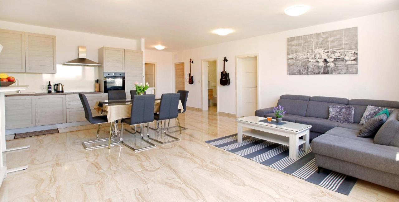 Modern 2-Bed Apt, Late Check In Available Split Exterior foto